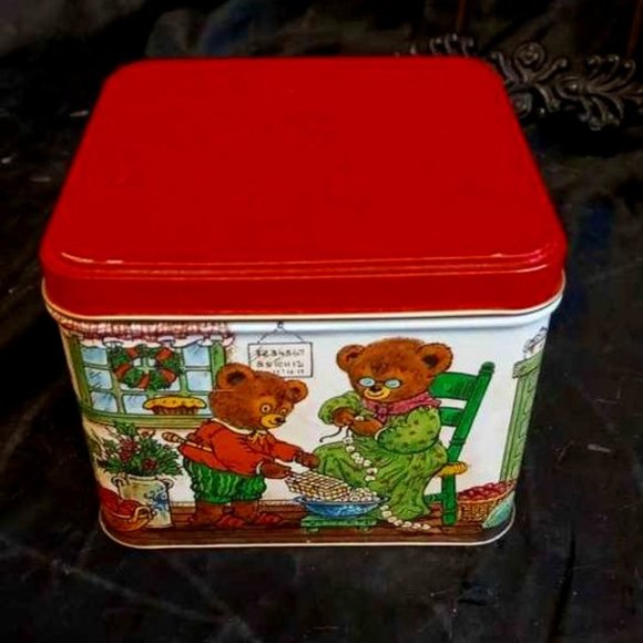 VTG 1970S SMALL SQUARE COOKIE TIN W/ A FAMILY OF BEARS COOKING BAKING & DECORATE - Picture 1 of 8